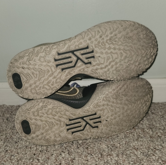 Nike Kyrie Low 4 'Black Rattan' Mens size US 8 - Picture 5 of 7